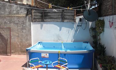 CASA MULTIFAMILIAR CON 4 DORMITORIOS, 2 BAÑOS PATIO CON PARRILLA. PLANTA ALTA A TERMINAR.