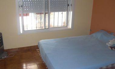 CASA MULTIFAMILIAR CON 4 DORMITORIOS, 2 BAÑOS PATIO CON PARRILLA. PLANTA ALTA A TERMINAR.