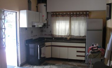 CASA MULTIFAMILIAR CON 4 DORMITORIOS, 2 BAÑOS PATIO CON PARRILLA. PLANTA ALTA A TERMINAR.