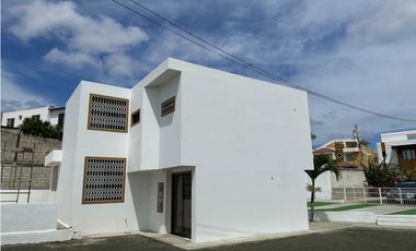 CASA  AMPLIA EN URB MANTA BEACH, MANTA