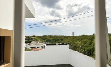 CASA  AMPLIA EN URB MANTA BEACH, MANTA