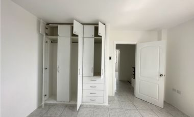 CASA  AMPLIA EN URB MANTA BEACH, MANTA