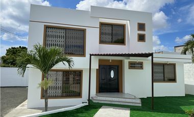 CASA  AMPLIA EN URB MANTA BEACH, MANTA