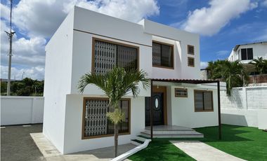 CASA  AMPLIA EN URB MANTA BEACH, MANTA