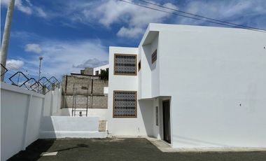 CASA  AMPLIA EN URB MANTA BEACH, MANTA