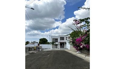 CASA  AMPLIA EN URB MANTA BEACH, MANTA