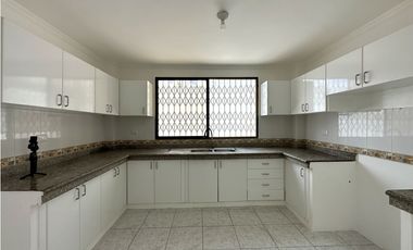 CASA  AMPLIA EN URB MANTA BEACH, MANTA
