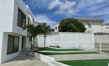 CASA  AMPLIA EN URB MANTA BEACH, MANTA