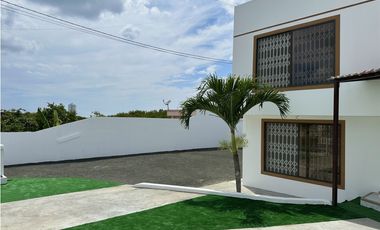CASA  AMPLIA EN URB MANTA BEACH, MANTA