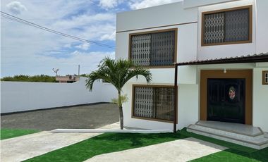 CASA  AMPLIA EN URB MANTA BEACH, MANTA