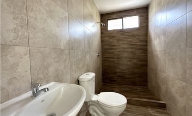 CASA  AMPLIA EN URB MANTA BEACH, MANTA