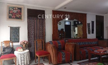 Rumah Hook Di Lokasi Strategis Kebayoran Lama