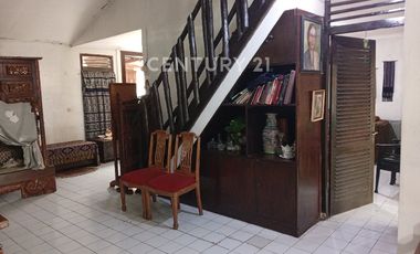 Rumah Hook Di Lokasi Strategis Kebayoran Lama