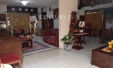 Rumah Hook Di Lokasi Strategis Kebayoran Lama