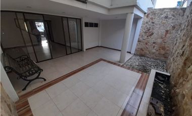 Se vende casa de dos pisos en conjunto Barrio Las Mercedes Palmira