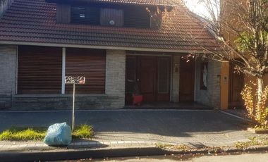 Casa con cochera y fondo libre  Ideal dos Familias en Lanús Oeste