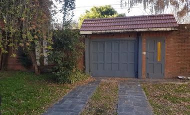 Casa con cochera y fondo libre  Ideal dos Familias en Lanús Oeste