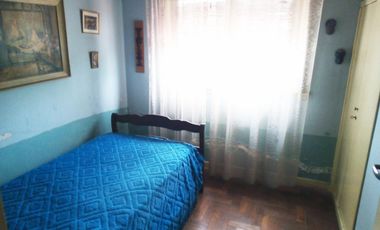 V700 Venta Jose Marmol Casa 4 Amb. con Garaje, Galpon y Fondo Libre Mas Local