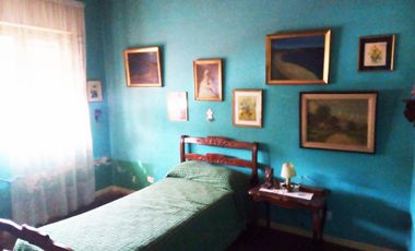 V700 Venta Jose Marmol Casa 4 Amb. con Garaje, Galpon y Fondo Libre Mas Local