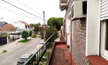 V700 Venta Jose Marmol Casa 4 Amb. con Garaje, Galpon y Fondo Libre Mas Local