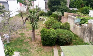 V700 Venta Jose Marmol Casa 4 Amb. con Garaje, Galpon y Fondo Libre Mas Local