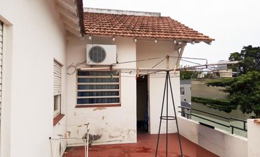 V700 Venta Jose Marmol Casa 4 Amb. con Garaje, Galpon y Fondo Libre Mas Local