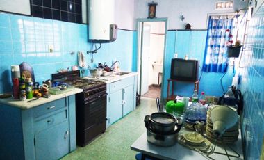 V700 Venta Jose Marmol Casa 4 Amb. con Garaje, Galpon y Fondo Libre Mas Local