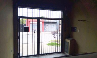 V700 Venta Jose Marmol Casa 4 Amb. con Garaje, Galpon y Fondo Libre Mas Local