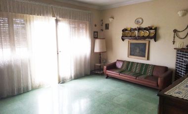 V700 Venta Jose Marmol Casa 4 Amb. con Garaje, Galpon y Fondo Libre Mas Local