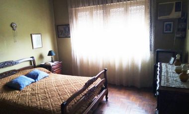 V700 Venta Jose Marmol Casa 4 Amb. con Garaje, Galpon y Fondo Libre Mas Local