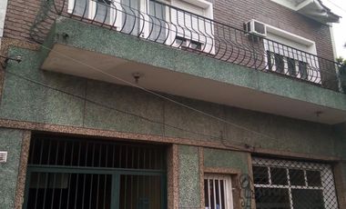 V700 Venta Jose Marmol Casa 4 Amb. con Garaje, Galpon y Fondo Libre Mas Local