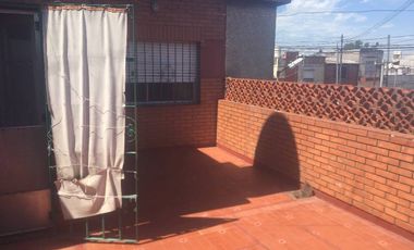 Casa PH en venta en Bernal Oeste