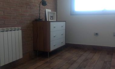 Venta de casa estilo dúplex .3 dorm. Housing de Manantiales.  Dentro de circunvalación.