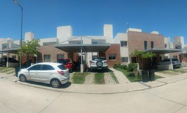 Venta de casa estilo dúplex .3 dorm. Housing de Manantiales.  Dentro de circunvalación.