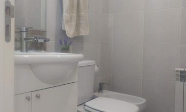 Venta de casa estilo dúplex .3 dorm. Housing de Manantiales.  Dentro de circunvalación.