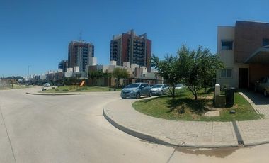 Venta de casa estilo dúplex .3 dorm. Housing de Manantiales.  Dentro de circunvalación.