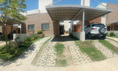 Venta de casa estilo dúplex .3 dorm. Housing de Manantiales.  Dentro de circunvalación.