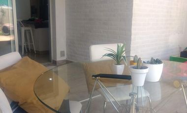Venta de casa estilo dúplex .3 dorm. Housing de Manantiales.  Dentro de circunvalación.