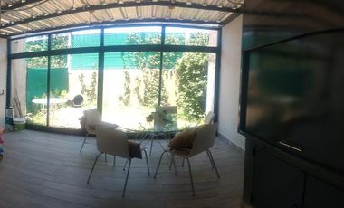 Venta de casa estilo dúplex .3 dorm. Housing de Manantiales.  Dentro de circunvalación.