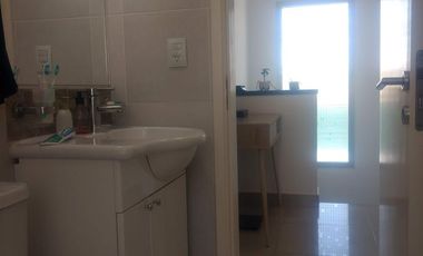 Venta de casa estilo dúplex .3 dorm. Housing de Manantiales.  Dentro de circunvalación.
