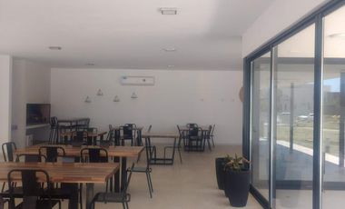 Venta de casa estilo dúplex .3 dorm. Housing de Manantiales.  Dentro de circunvalación.