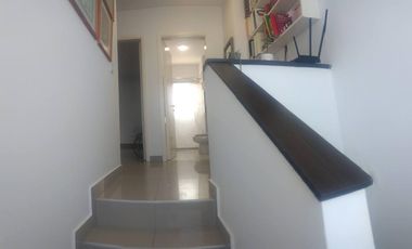 Venta de casa estilo dúplex .3 dorm. Housing de Manantiales.  Dentro de circunvalación.
