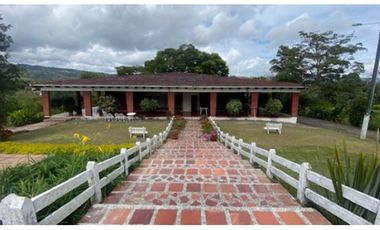 INCOMPARABLE FINCA CON HERMOSA CASA EN DAGUA MUY CERCA A CALI