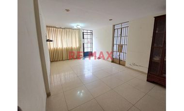Se Alquila! Casa De 3 Pisos + Cochera En Los Jardines Muy Cerca A La Estacion  Piramide Del Sol -  Sjl