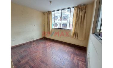 Se Alquila! Casa De 3 Pisos + Cochera En Los Jardines Muy Cerca A La Estacion  Piramide Del Sol -  Sjl