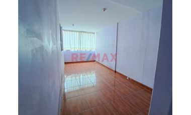 Se Alquila! Casa De 3 Pisos + Cochera En Los Jardines Muy Cerca A La Estacion  Piramide Del Sol -  Sjl