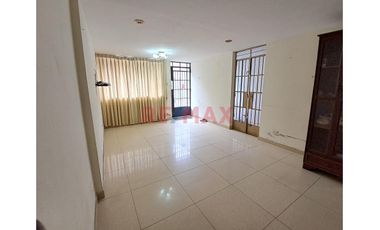 Se Alquila! Casa De 3 Pisos + Cochera En Los Jardines Muy Cerca A La Estacion  Piramide Del Sol -  Sjl