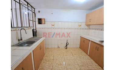 Se Alquila! Casa De 3 Pisos + Cochera En Los Jardines Muy Cerca A La Estacion  Piramide Del Sol -  Sjl
