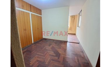 Se Alquila! Casa De 3 Pisos + Cochera En Los Jardines Muy Cerca A La Estacion  Piramide Del Sol -  Sjl