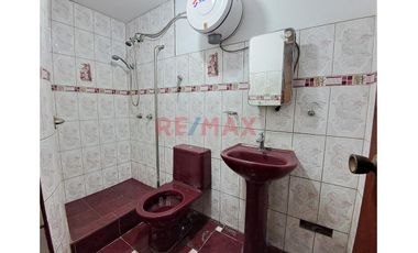 Se Alquila! Casa De 3 Pisos + Cochera En Los Jardines Muy Cerca A La Estacion  Piramide Del Sol -  Sjl